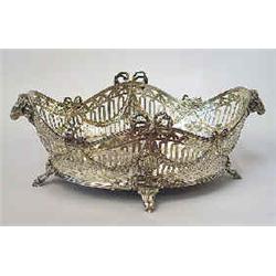 A table centrepiece silver 800/1000, Elimeyer Germany, after 1888, h 16 cm, length 42 cm 3.000-5.000