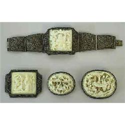 4 pieces of jewellery ebony and ivory, consisting of: 2 brooches and 2 bracelets 1.200-1.500...