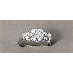 A bejewelled ring 18 carat white gold, with diamonds, central stone circa 2 ct, 8 flanking stones á.