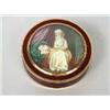 Image 1 : A box gold, tortoiseshell and hardstone, painted lid, diameter 8 cm 10.000-12.000...