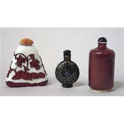 Snuff flasks, 2 pieces overlaid, black lacquer with mother-of-pearl 1.200-1.500...