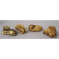 Netsuke Japan, ivory, an ape 1.500-2.000...