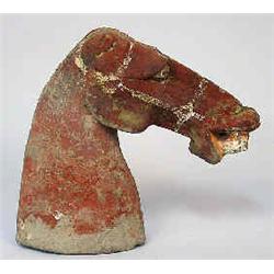 A horse´s head China, Han dynasty, circa 2000 years old, h 16 cm 6.000-8.000...