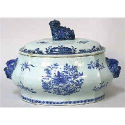 A tureen porcelain, China, 18 th century, length 34 cm; damaged 3.000-5.000...
