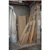 Image 5 : LARGE LOT OF ASSORTED WOOD ON WALL