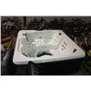 Image 1 : 6 PERSON HOT TUB