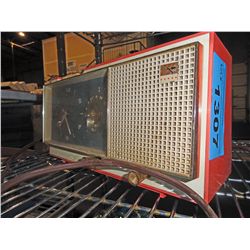 Vintage westing house clock radio