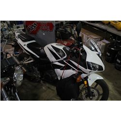 2007 WHITE/ BLACK HONDA 125R MOTORCYCLE 4,615KM GAS MANUAL - NEW BATTERY - RUNS GREAT