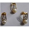 Image 1 : 10.22g Earring and Pendant in 18kt 7.462g Gold,0.37 Ctw Diamond,13.42 Ctw Pearl