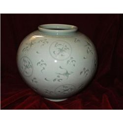 Rare Celadon large 9 tall beautiful Korean vase mid.20