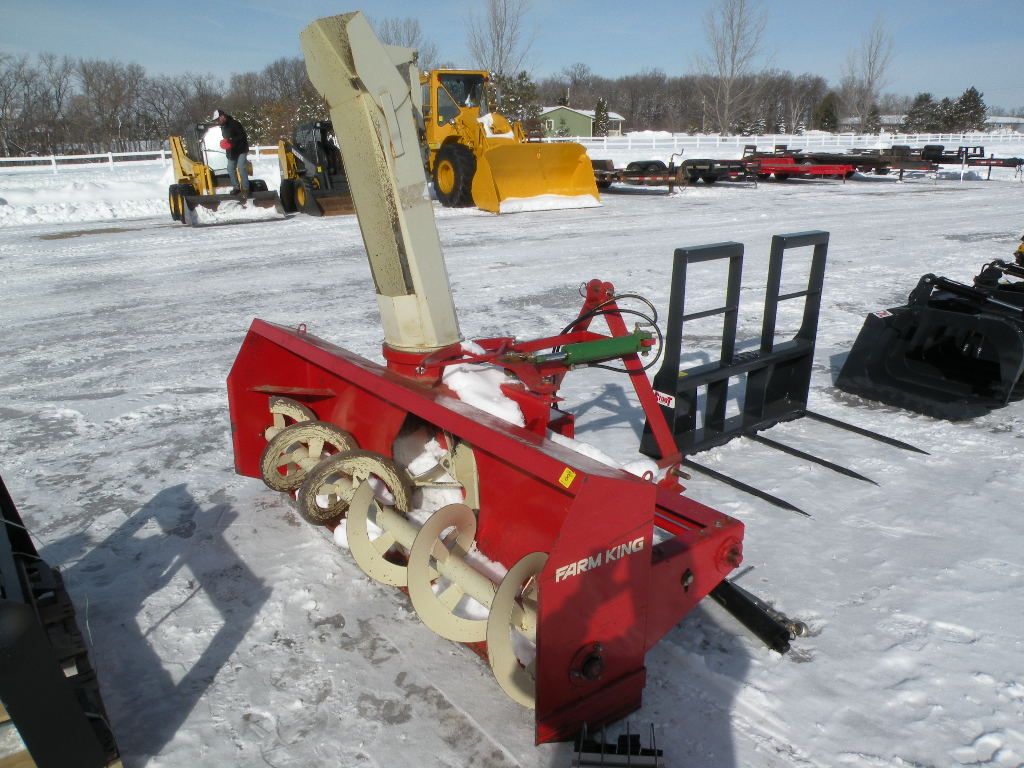 Farm King 3 pt 7" snowblower w/hydraulic chute turn
