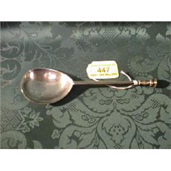An Elizabeth I silver seal-top spoon, unascribed makers mark 'S' and  sunburst to the flat handle