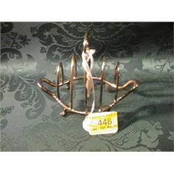 A Victorian silver 5-bar toast rack, with central loop handle, and on  4 paw feet, London 1883, 3
