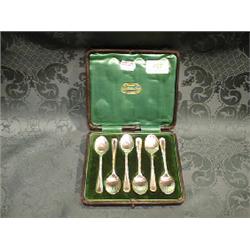 A set of 6 Edward VII silver teaspoons with shell bowls and gadroon  handles, London 1906, in fit