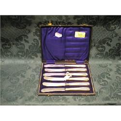 A set of 6 silver handled tea knives, Sheffield 1918, cased.