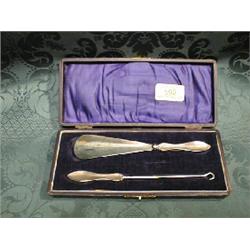 A George V silver dressing pair of shoe horn and button hook, having  concave baluster handles, B
