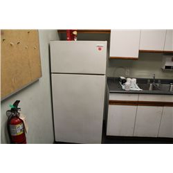 CONTENTS OF SHOP LUNCH ROOM INCLUDING: 2 LOCKERS,