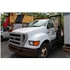 Image 1 : 2004 WHITE FORD F-750 XL SUPER DUTY FLAT DECK, 154,176 KM DIESEL C7 ACERT, MANULAL VIN: