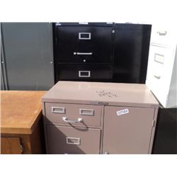 Lot: Filing Cabinets