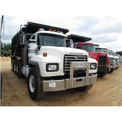 1996 MACK RD690S TRI-AXLE DUMP, S/N 1M2P264C9TM020501, EM7-300 MACK DIESEL ENG, 7 SPD TRANS, 44K REA