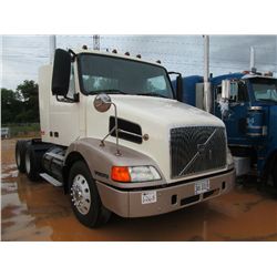 2000 VOLVO VNM64T T/A TRUCK TRACTOR, S/ 4V4MD26F9YN256507, 345 HP VOLVO ENG, 10 SPD TRANS, 40K REARS