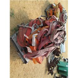 1 LOT MISC SIZE FIRE HOSES & WALL MOUNT BRACKET