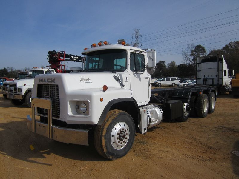Mack Rb690s 1995 MACK RB690S T/A ROLL OFF TRUCK, S/N 1M2AM20C8SM002651, 300 HP MACK ...