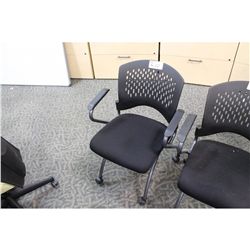 BLACK MOBILE CLIENT CHAIR