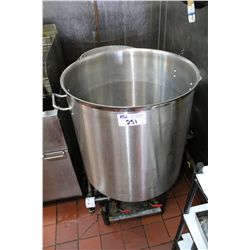 LARGE STOCK POT