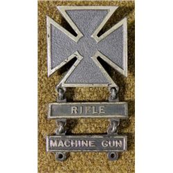 US WWII MARKSMANSHIP BADGE W/RIFLE & MACHINE GUN BARS