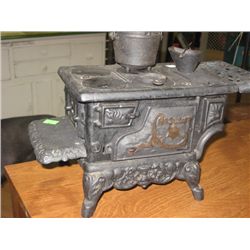 VINTAGE MINIATURE CAST IRON WOOD COOK STOVE & ACCE