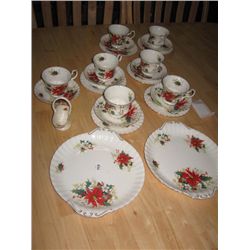 BONE CHINA -ROYAL ALBERT - POINSETTIA - 23 PC