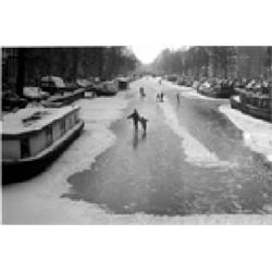 Ginjaar, Aloys,Winter in Amsterdam 1991,23,5 x 35,5 cm,cibachrome,signed on the back, €275-300...