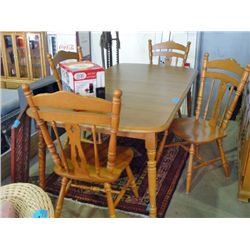 Shermag solid maple dining room table with 2 leafs