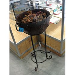 Metal crafted pedastol planter