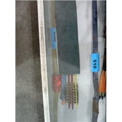 Archers bow with green quiver and 6 arrows