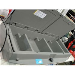 Automobile storage hatch