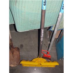 Gararnt snow shovel