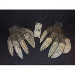 ALIEN CREATURE SUIT HANDS WITH HUGE CLAWS WEARABLE MATCHED PAIR FROM UNKNOWN PRODUCTION