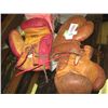 Image 1 : VINTAGE BOXING GLOVES - BROWN(2) RED (1)