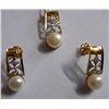 Image 1 : 10.22g Earring and Pendant in 18kt 7.462g Gold,0.37 Ctw Diamond,13.42 Ctw Pearl