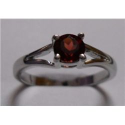 2.290g Ring of Garnet in Silver