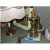 Image 1 : Shelf lot of misc items; table lamp, mirror etc