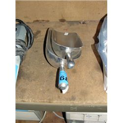 2 aluminum scoops