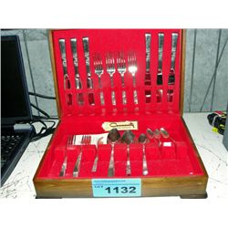 Community culterly set with box