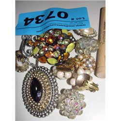 Lot of costume jewelry; brooches, clip on earrings