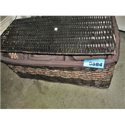 Laundry basket with large set of wicker display