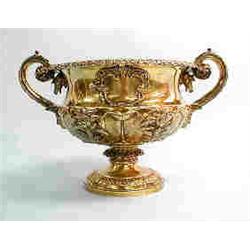 An important Georgian gilt silver urn with twin handles. Rim and base with leaf motives, perimeter w