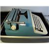 Image 6 : ROYAL SABRE TYPEWRITER WITH CASE