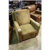 Image 1 : BROWN PATTERNED RECLINER CHAIR